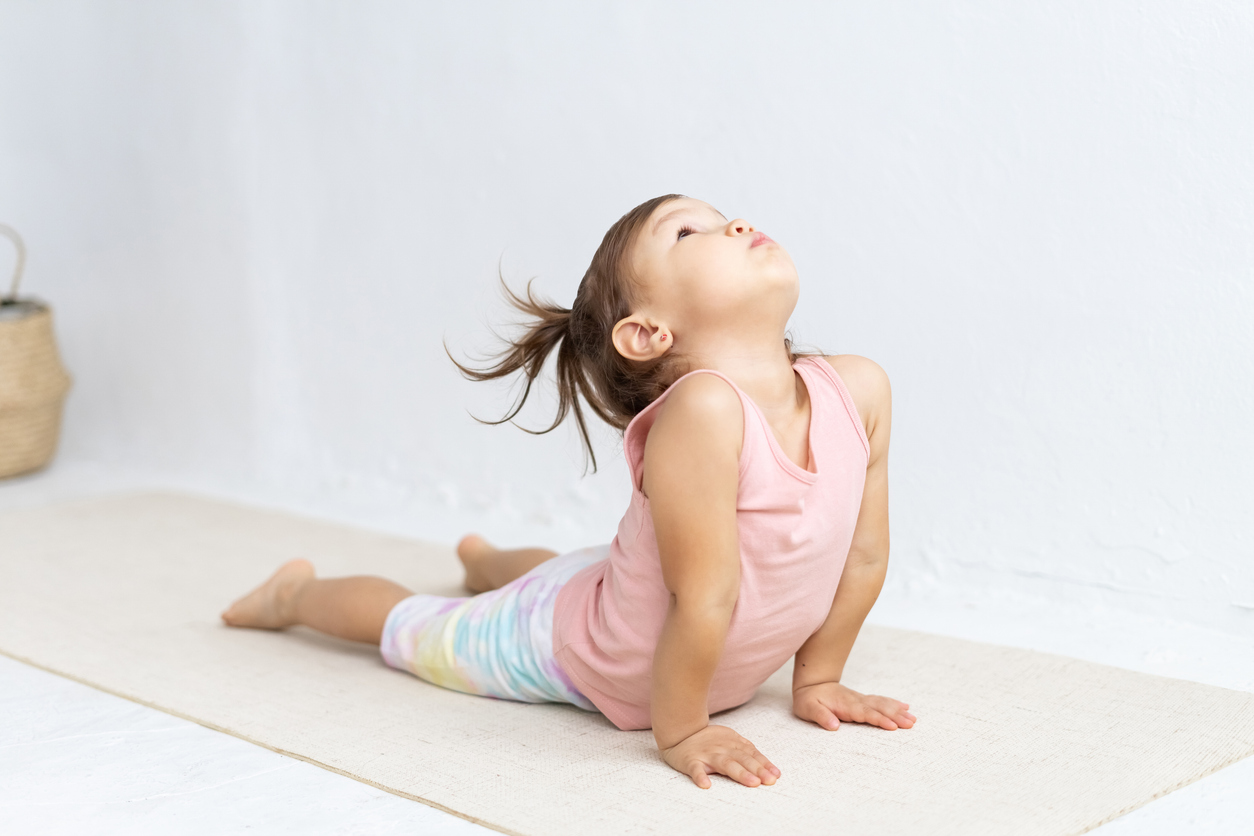 ateliers pédagogiques: fille qui fait du yoga et de la relaxation ludique