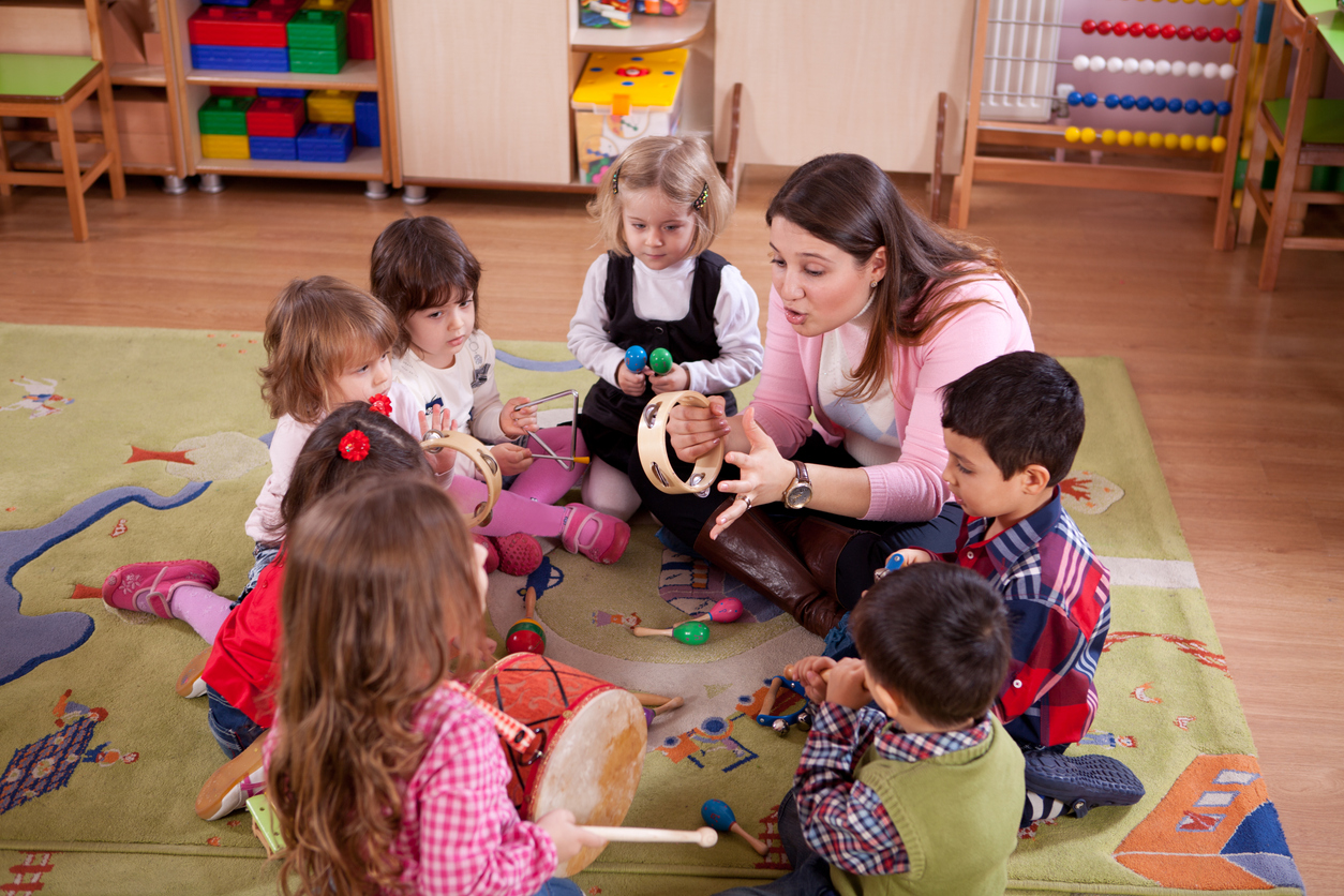 ateleier pédagogiques, séances d'éveil musical avec cinq enfants, instruments de musiques, tambour, maracas